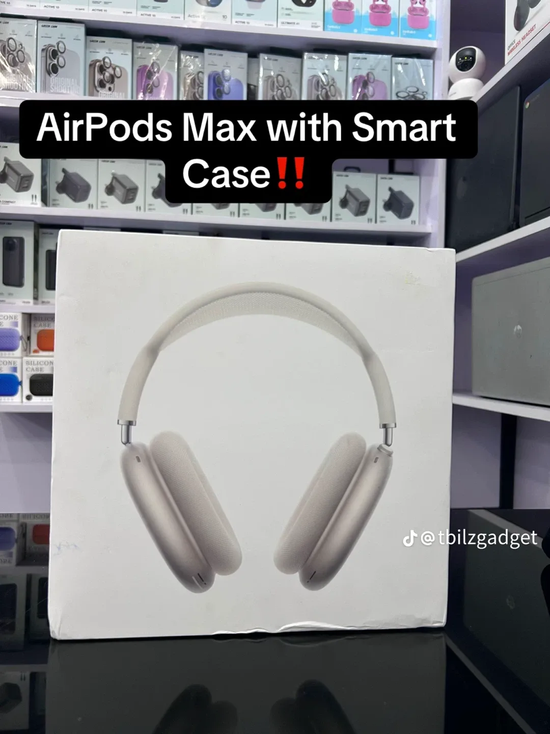 AirPods Max with Smart Case image indicator(3)
