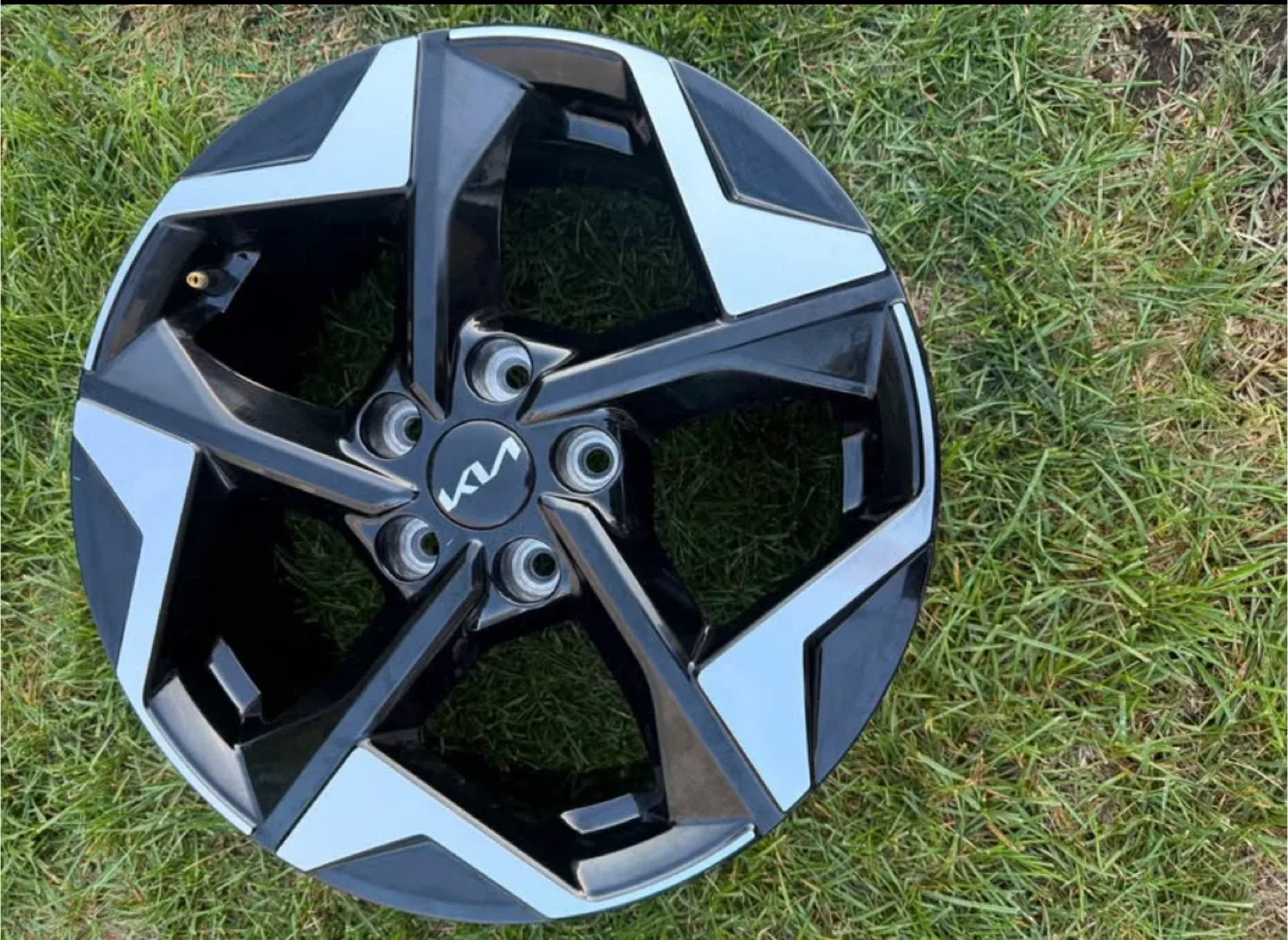 Kia Wheel Rim - Black and Silver