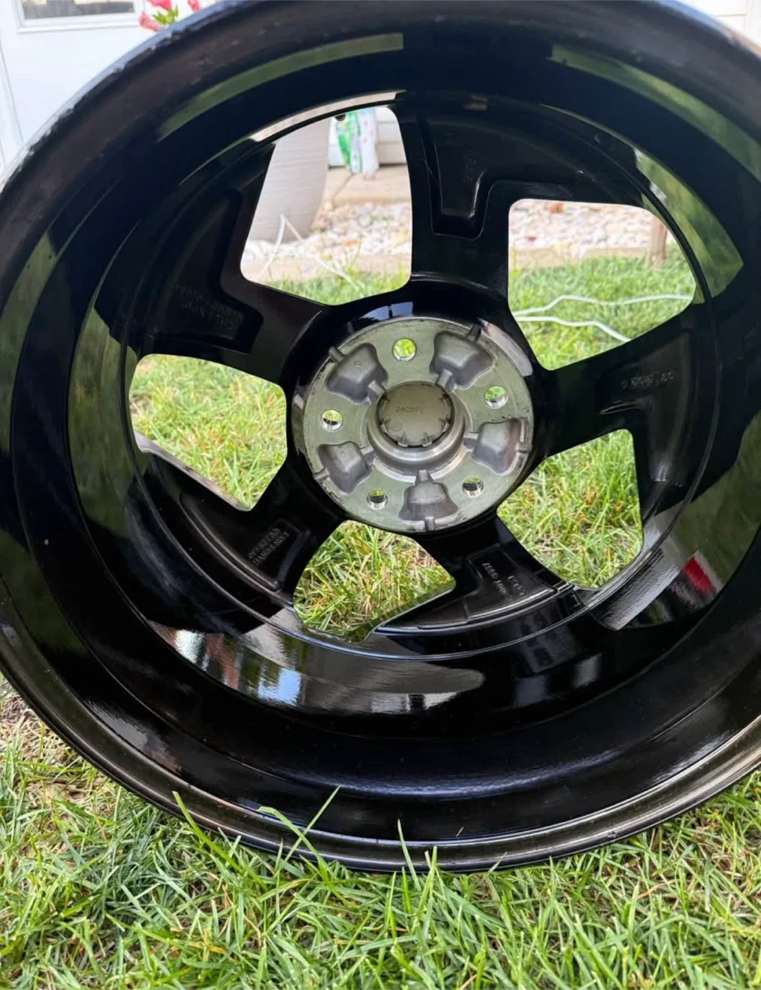 Kia Wheel Rim - Black and Silver image indicator(3)