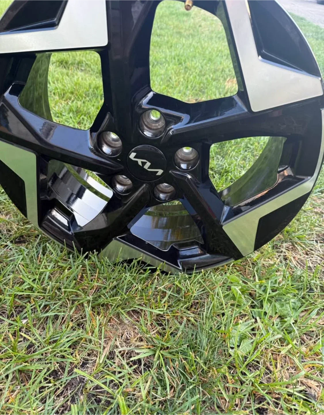 Kia Wheel Rim - Black and Silver image indicator(2)