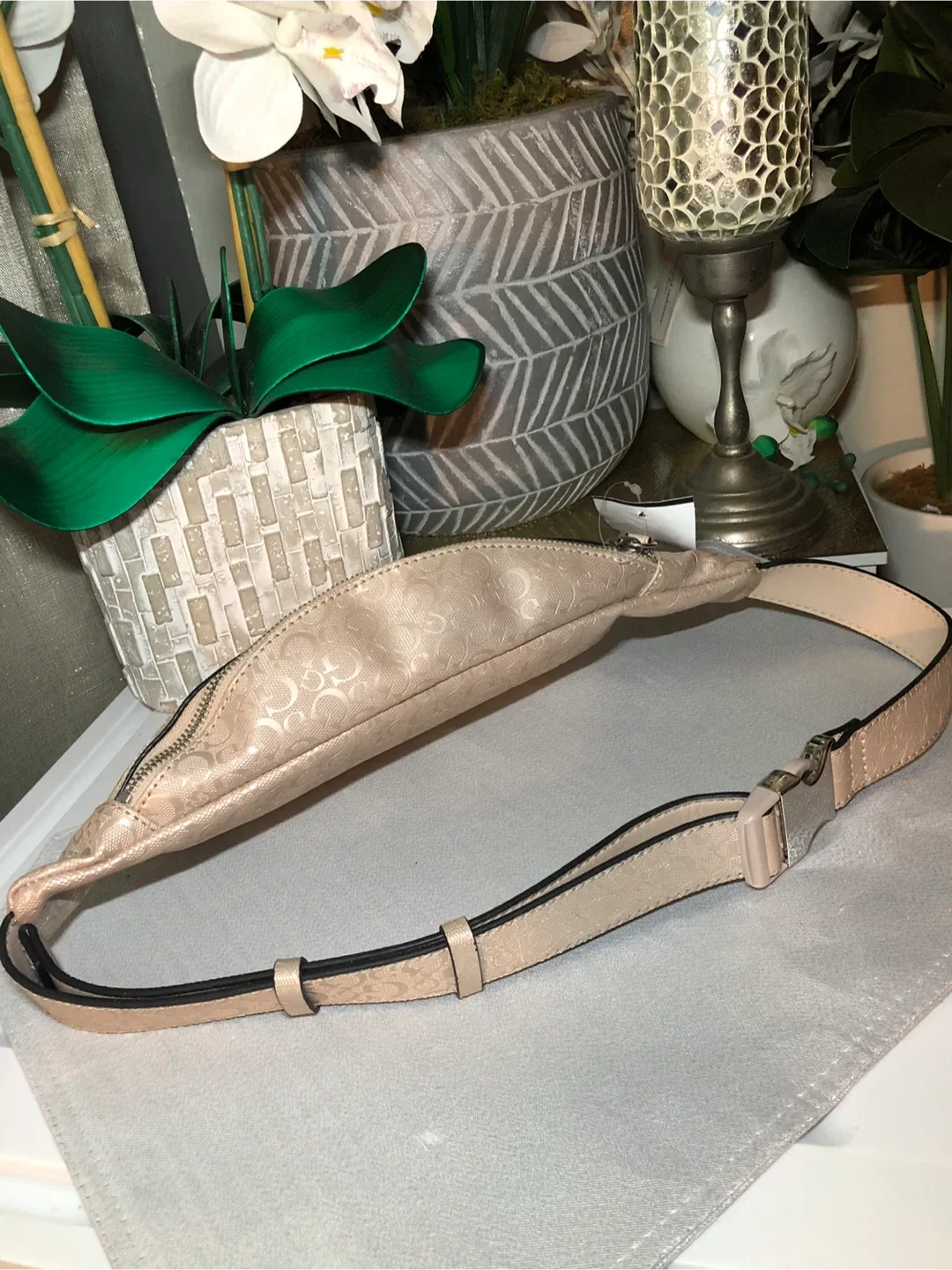 Guess Beige Belt Bag - Like New! image indicator(4)