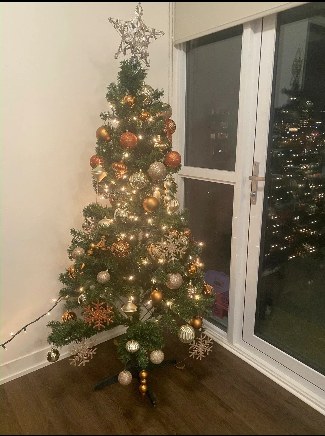 6ft Artificial Christmas Tree image indicator(3)