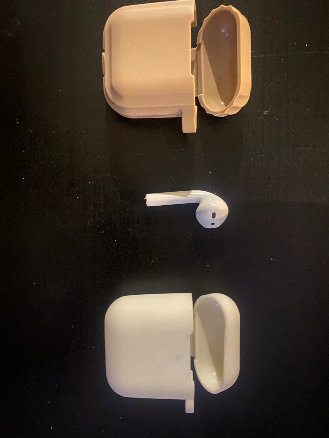Left Apple Airpod 2 + 2 silicone case - photo 2