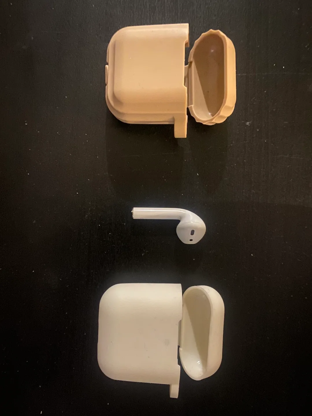 Left Apple Airpod 2 + 2 silicone case