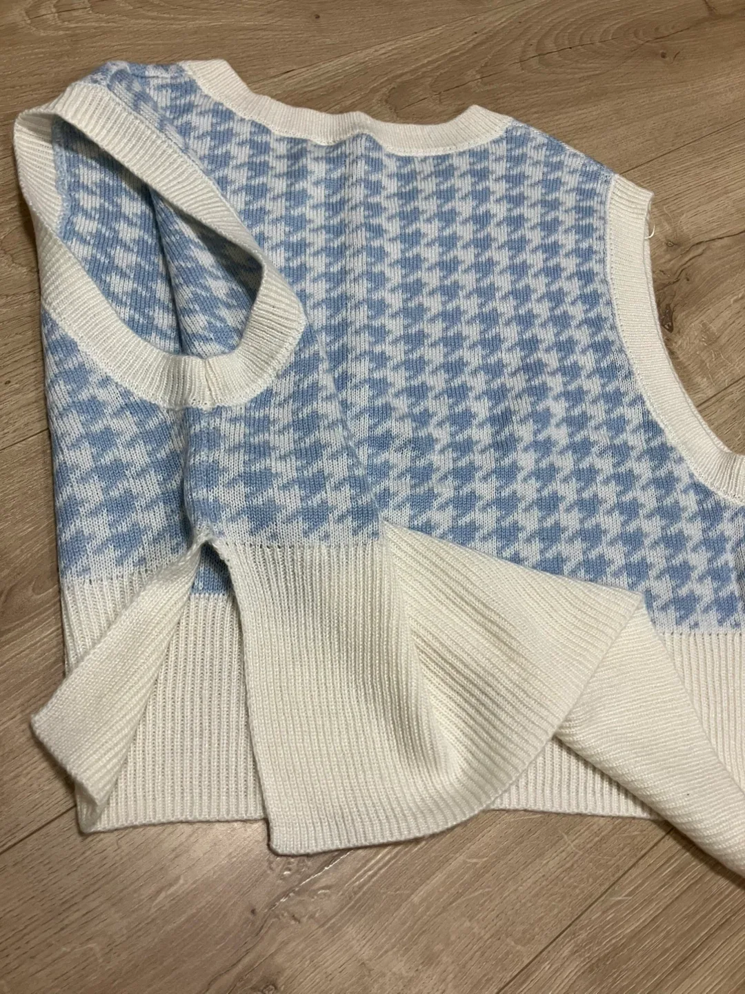 Sweater vest image indicator(3)