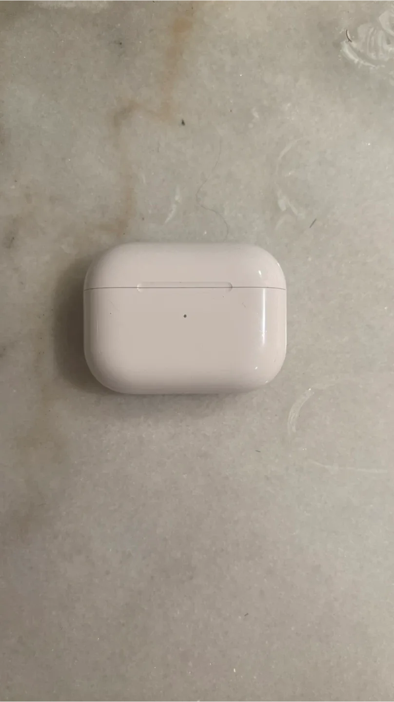 Apple AirPods Pro (2nd Generation) USB-C image indicator(2)