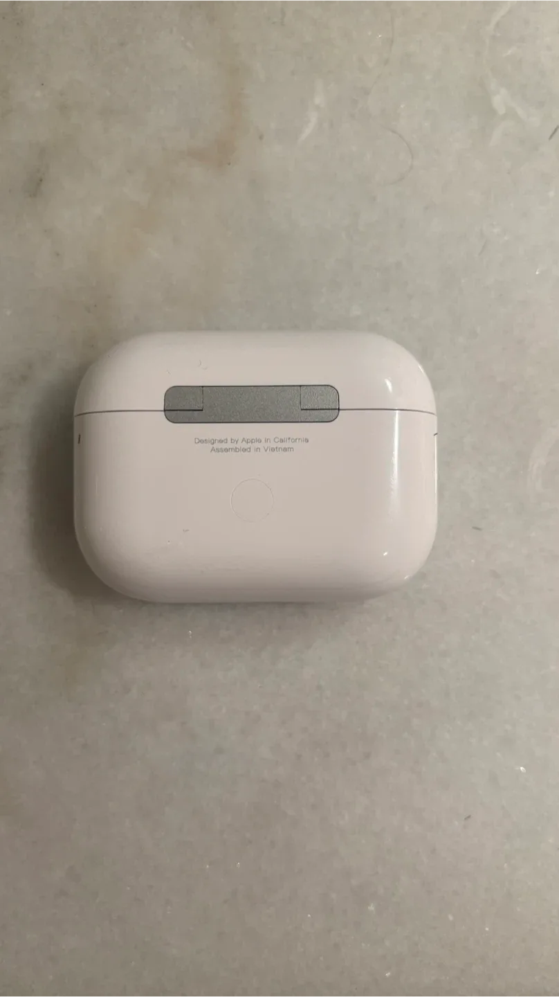 Apple AirPods Pro (2nd Generation) USB-C image indicator(4)
