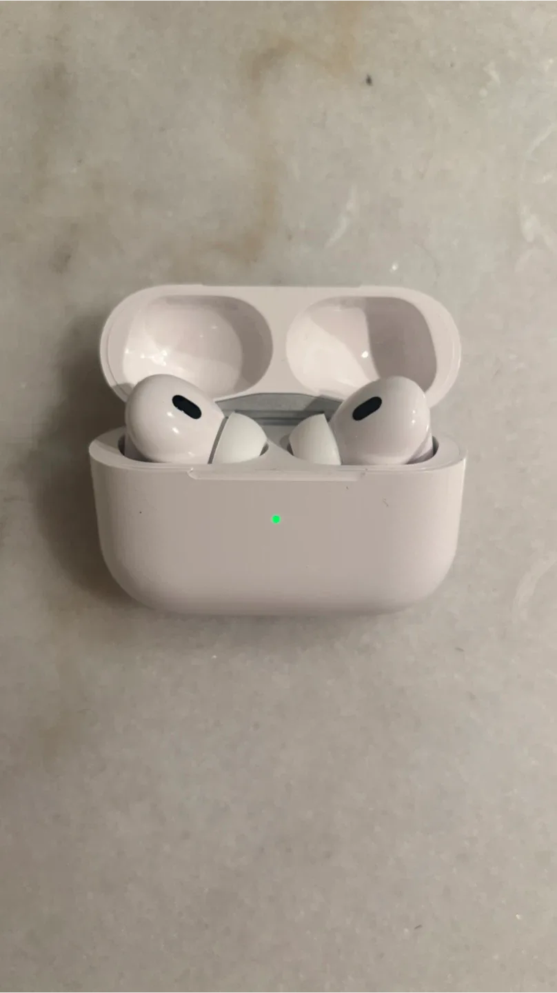 Apple AirPods Pro (2nd Generation) USB-C image indicator(3)