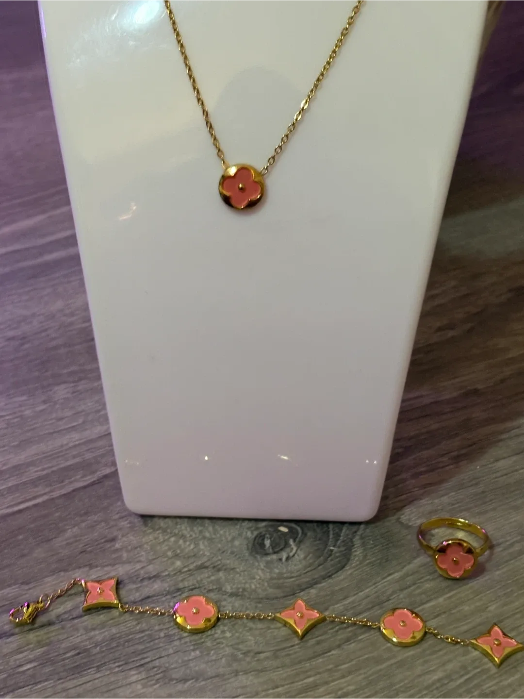 Cadena lamiando en oro  set image indicator(2)