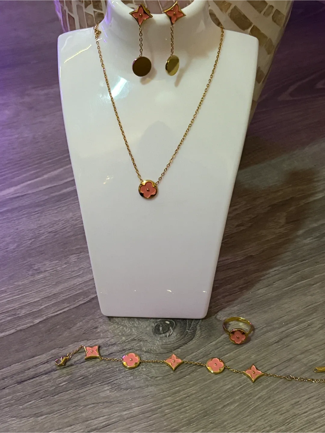 Cadena lamiando en oro  set image indicator(3)