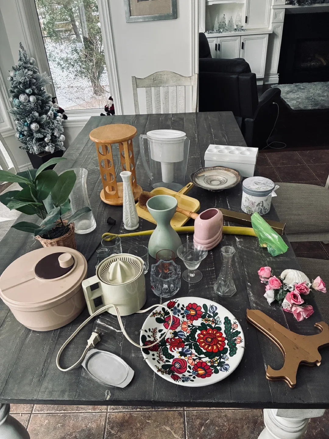 Household kitchen/house wares, Knick knacks & carrying bucket