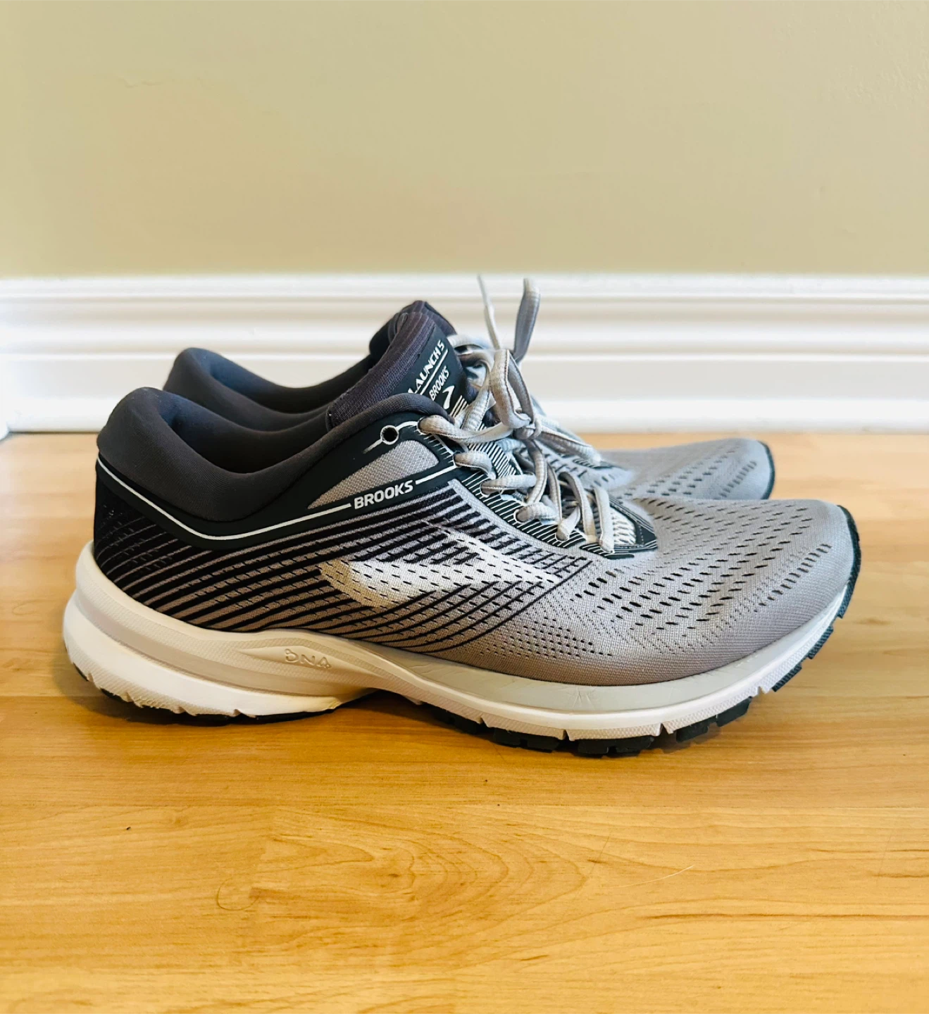 Brooks Launch 5 US Women size 10 - photo 2