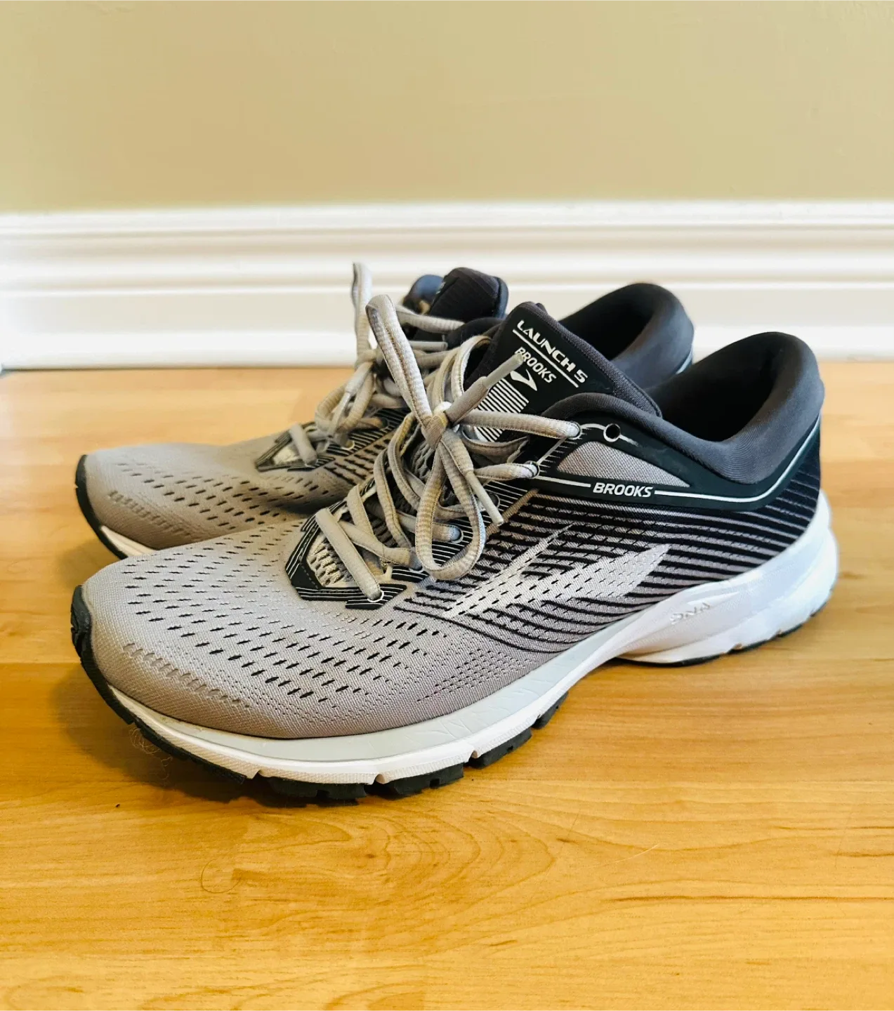 Brooks Launch 5 US Women size 10 image indicator(3)