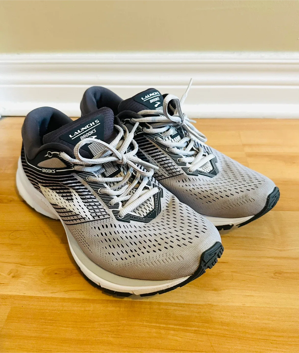 Brooks Launch 5 US Women size 10 image indicator(2)