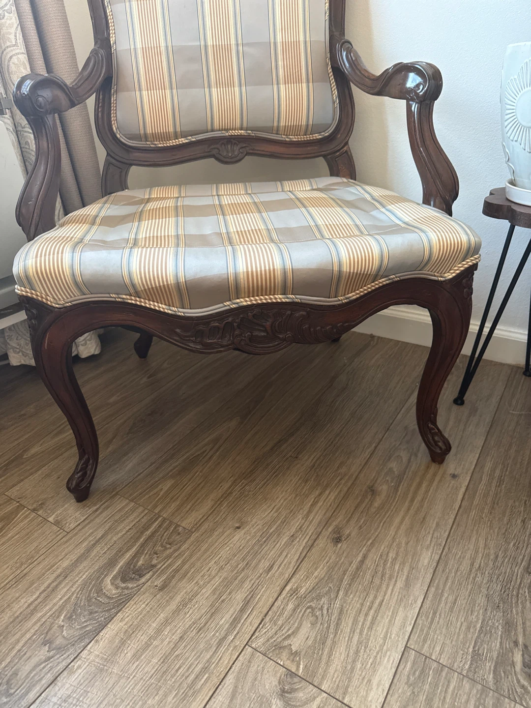 Antique Style Armchair - Striped Fabric - photo 4