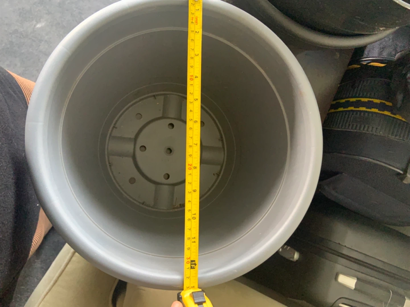 Three very large Plastic Flower Pots - photo 5