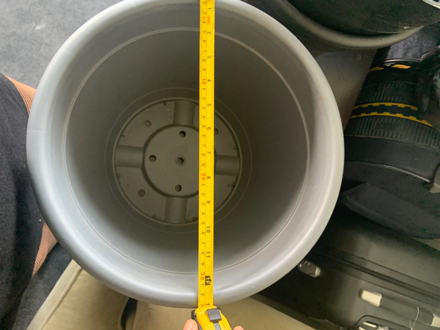 Three very large Plastic Flower Pots - photo 2