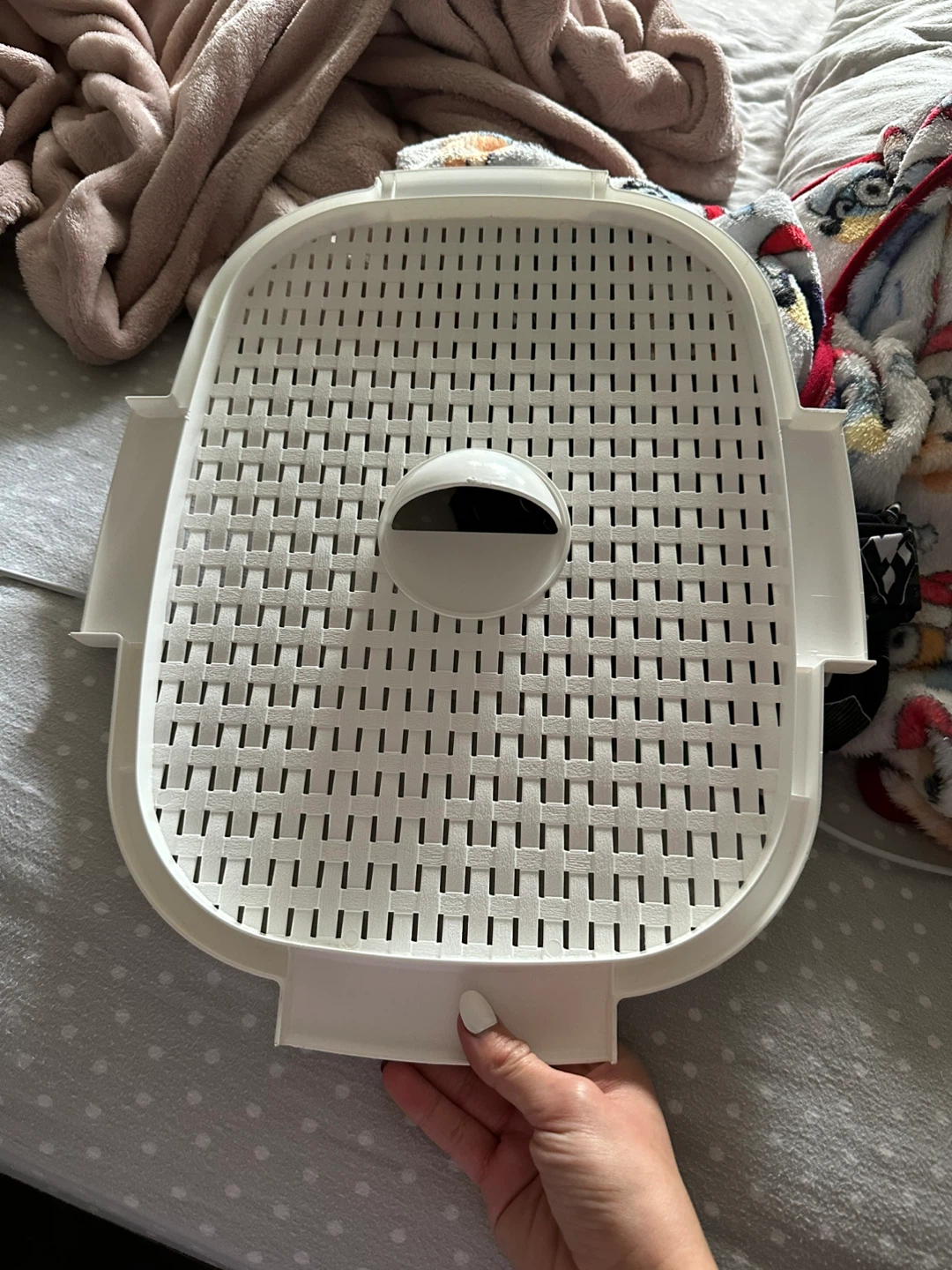 White Plastic Laundry Hamper - photo 3