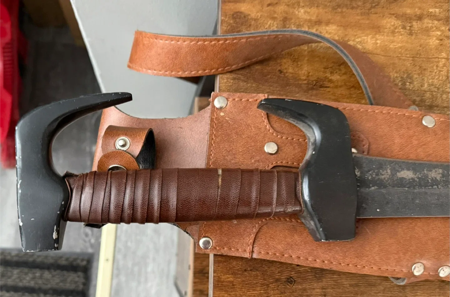 Sword from the movie 300 with Leather Sheath image indicator(7)