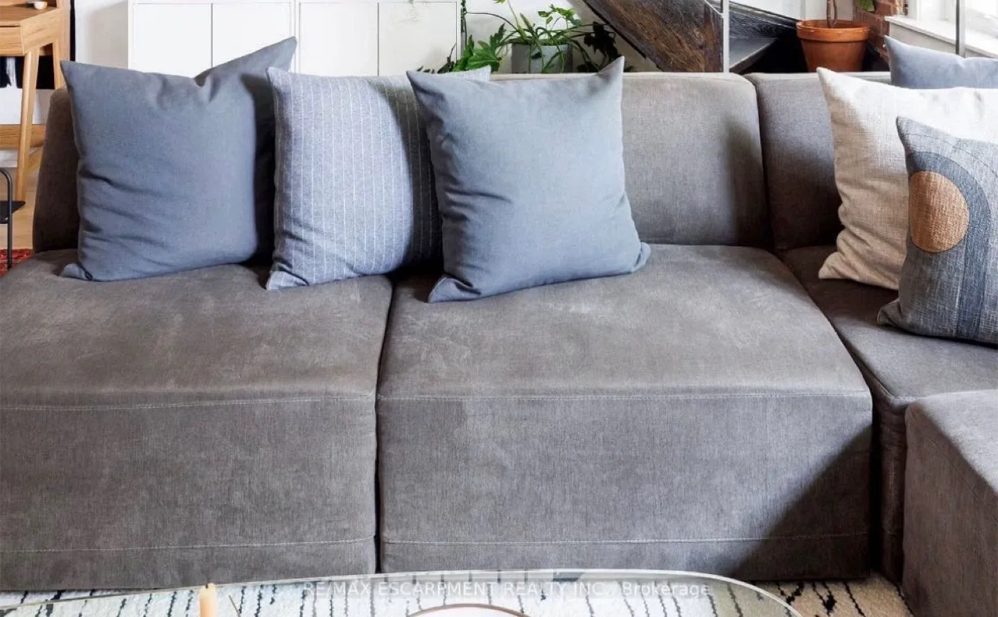 Arlo Sectional Couch - ELTE MRKT image indicator(3)