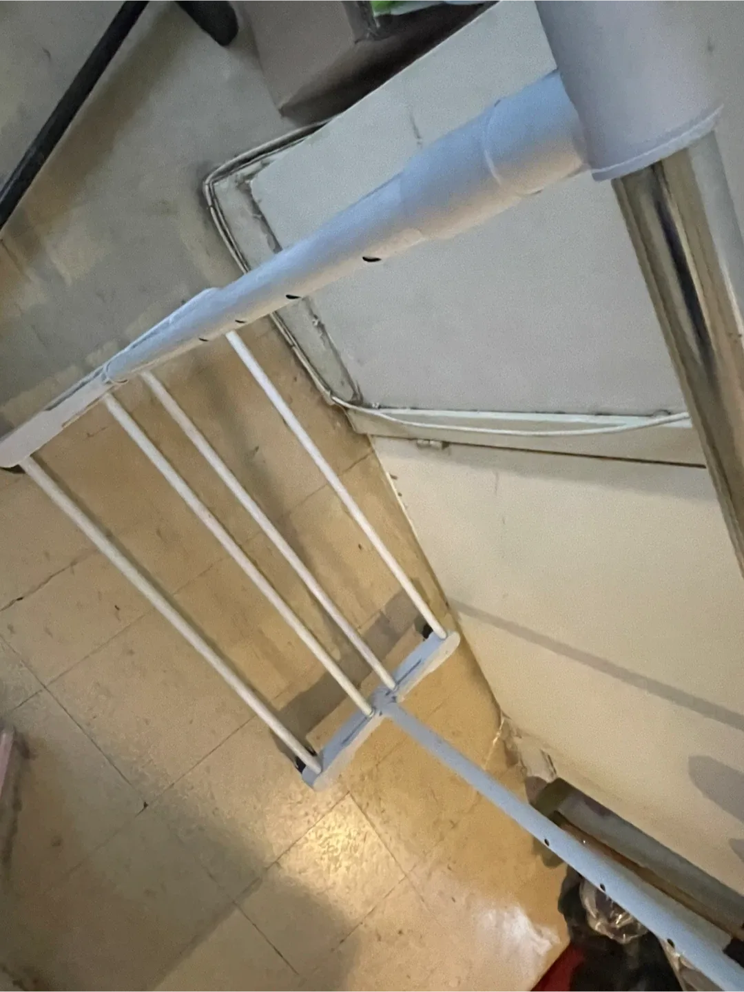 #Cleanout White Adjustable Clothing Rack image indicator(2)