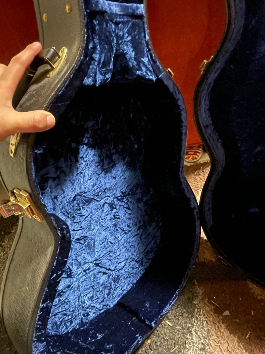 Larrivée Guitar Case & Finder Guitar image indicator(5)