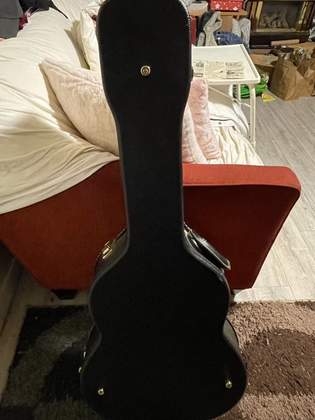 Larrivée Guitar Case & Finder Guitar