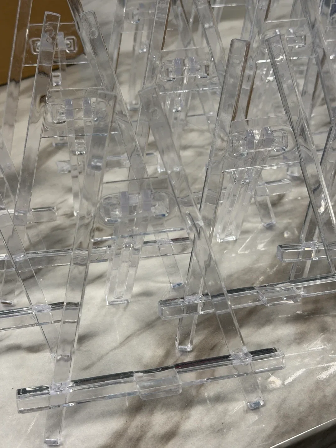 Small Clear Plastic Easel Stands image indicator(2)