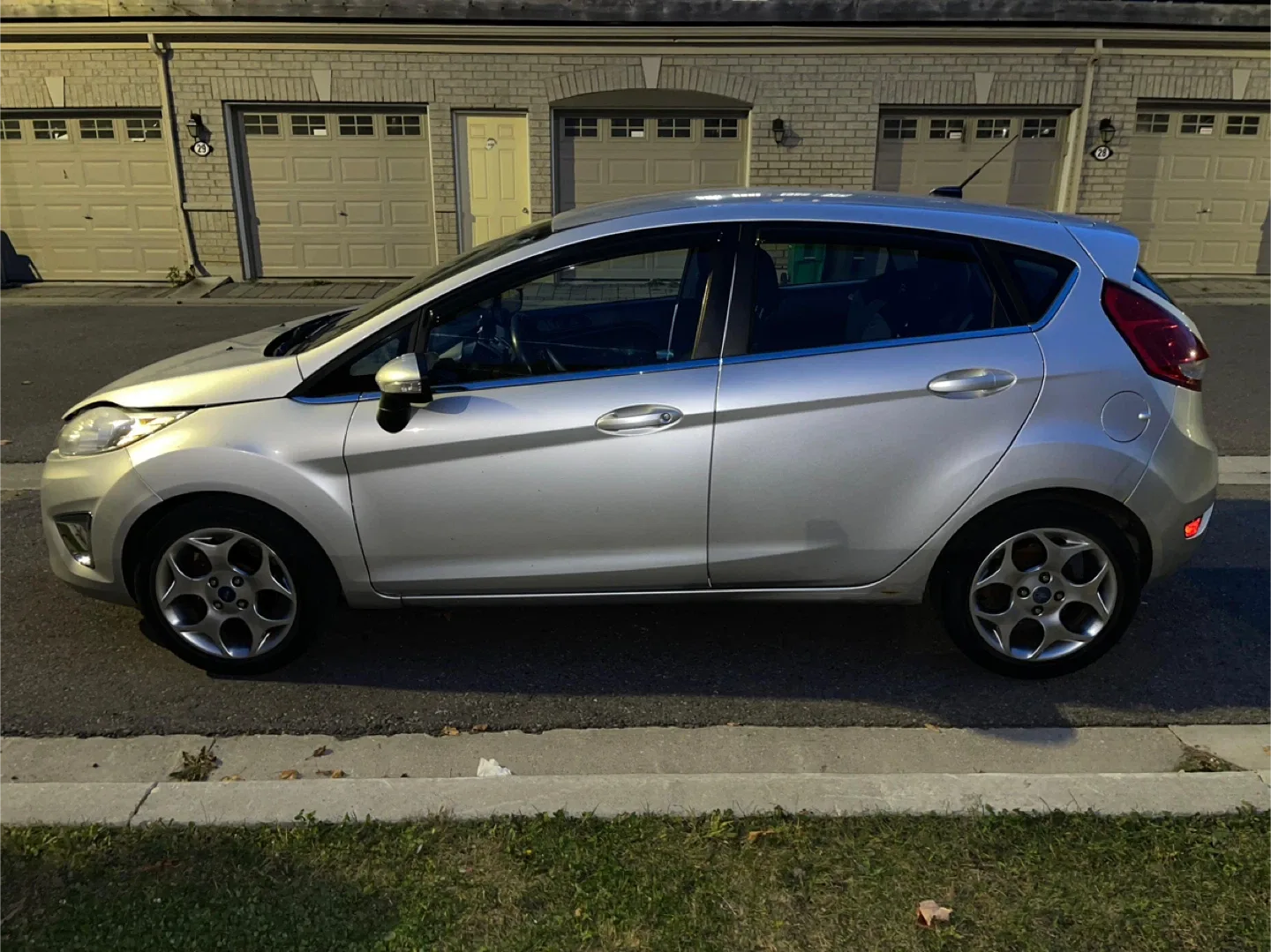 Silver Ford Fiesta Hatchback 2012 image indicator(6)