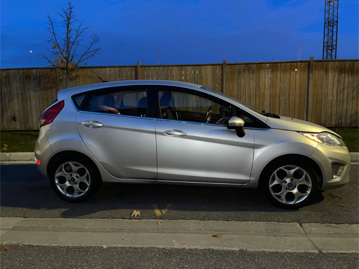 Silver Ford Fiesta Hatchback 2012 image indicator(8)