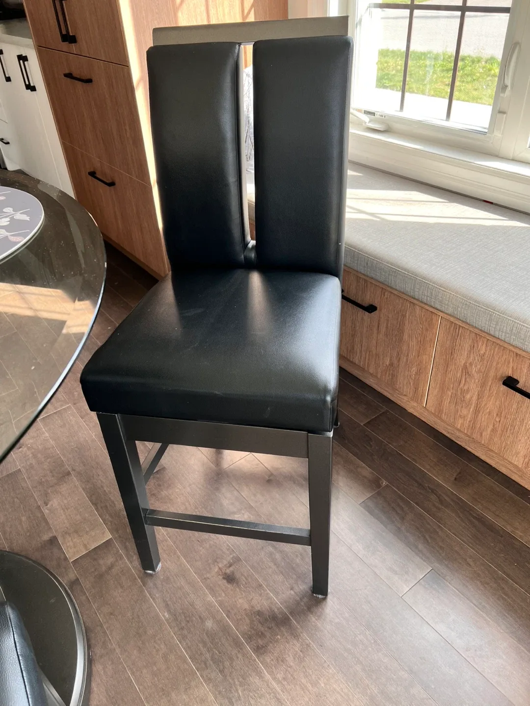 Round Glass Dining Table with 4 Black Chairs image indicator(4)