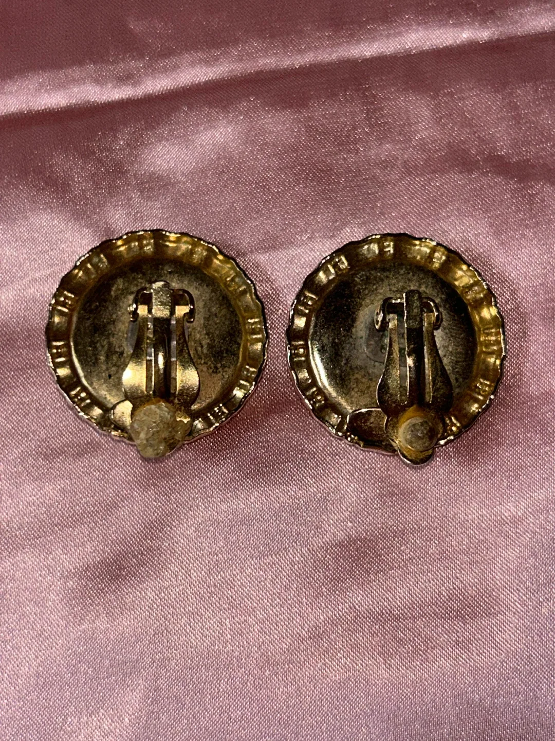 Vintage Gold Medusa Clip On Earrings image indicator(3)
