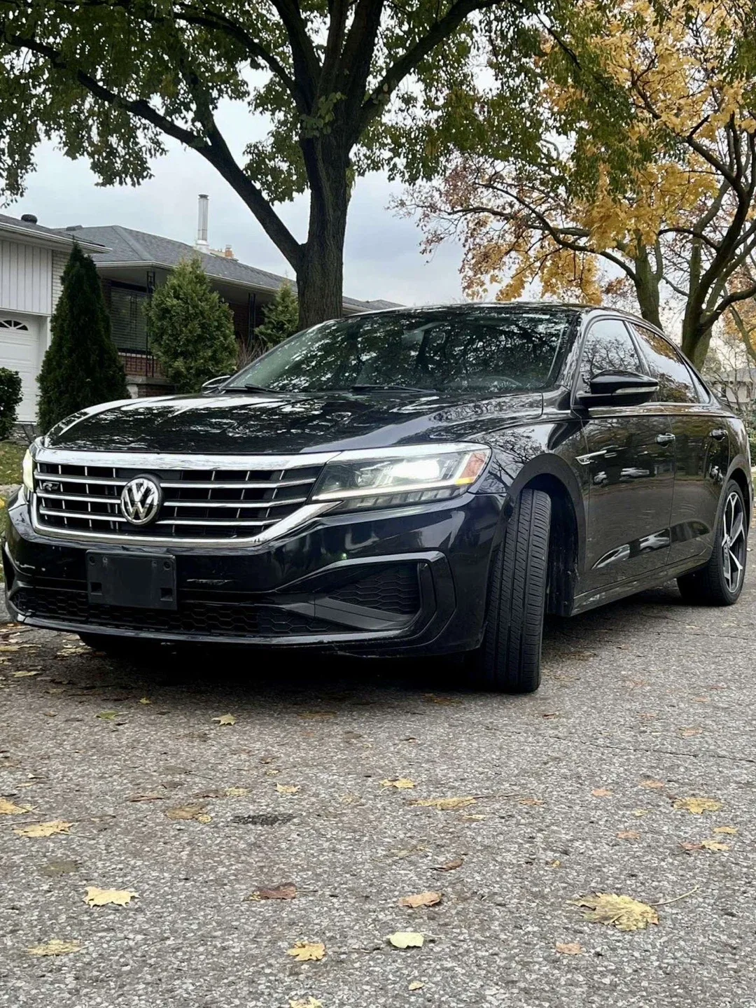 Volkswagen Passat - Black Sedan image indicator(3)