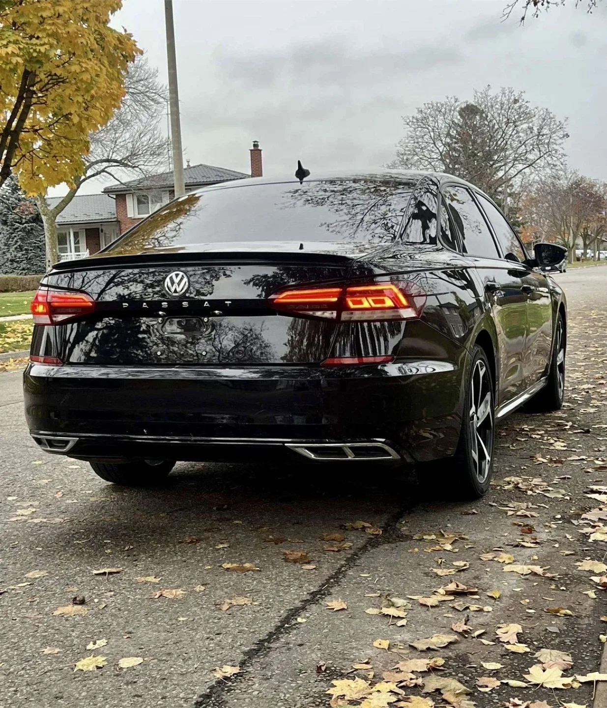 Volkswagen Passat - Black Sedan image indicator(6)