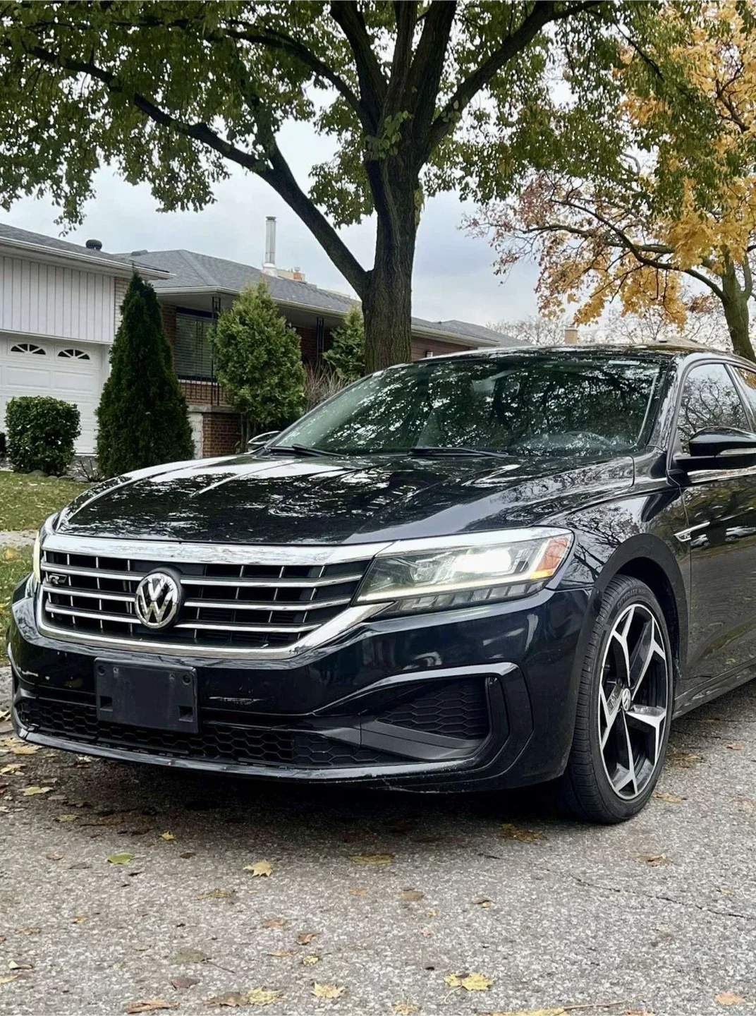 Volkswagen Passat - Black Sedan image indicator(2)