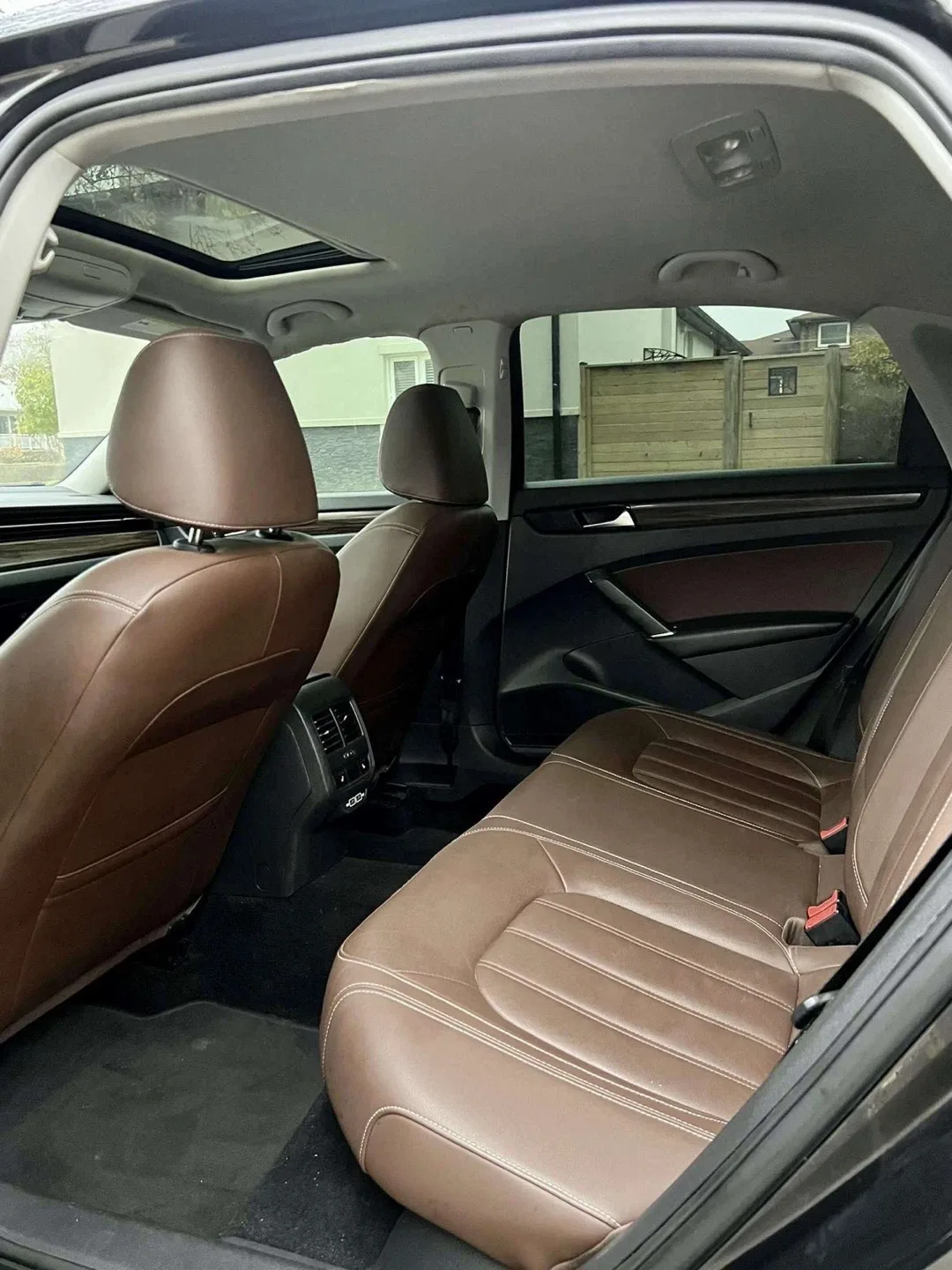 Volkswagen Passat - Black Sedan image indicator(10)