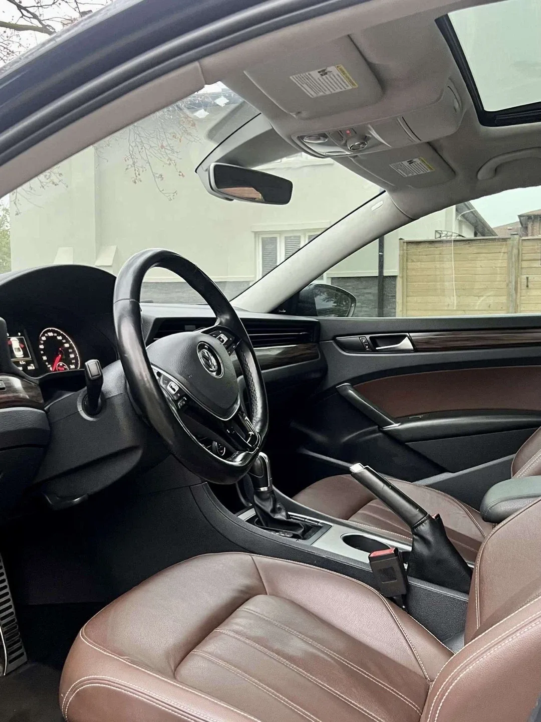 Volkswagen Passat - Black Sedan image indicator(8)