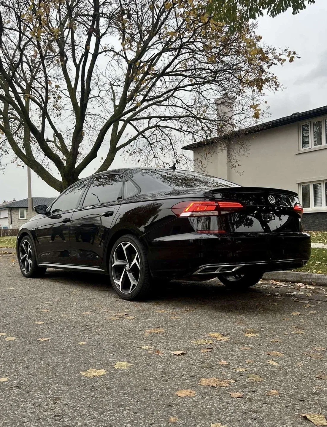 Volkswagen Passat - Black Sedan image indicator(7)