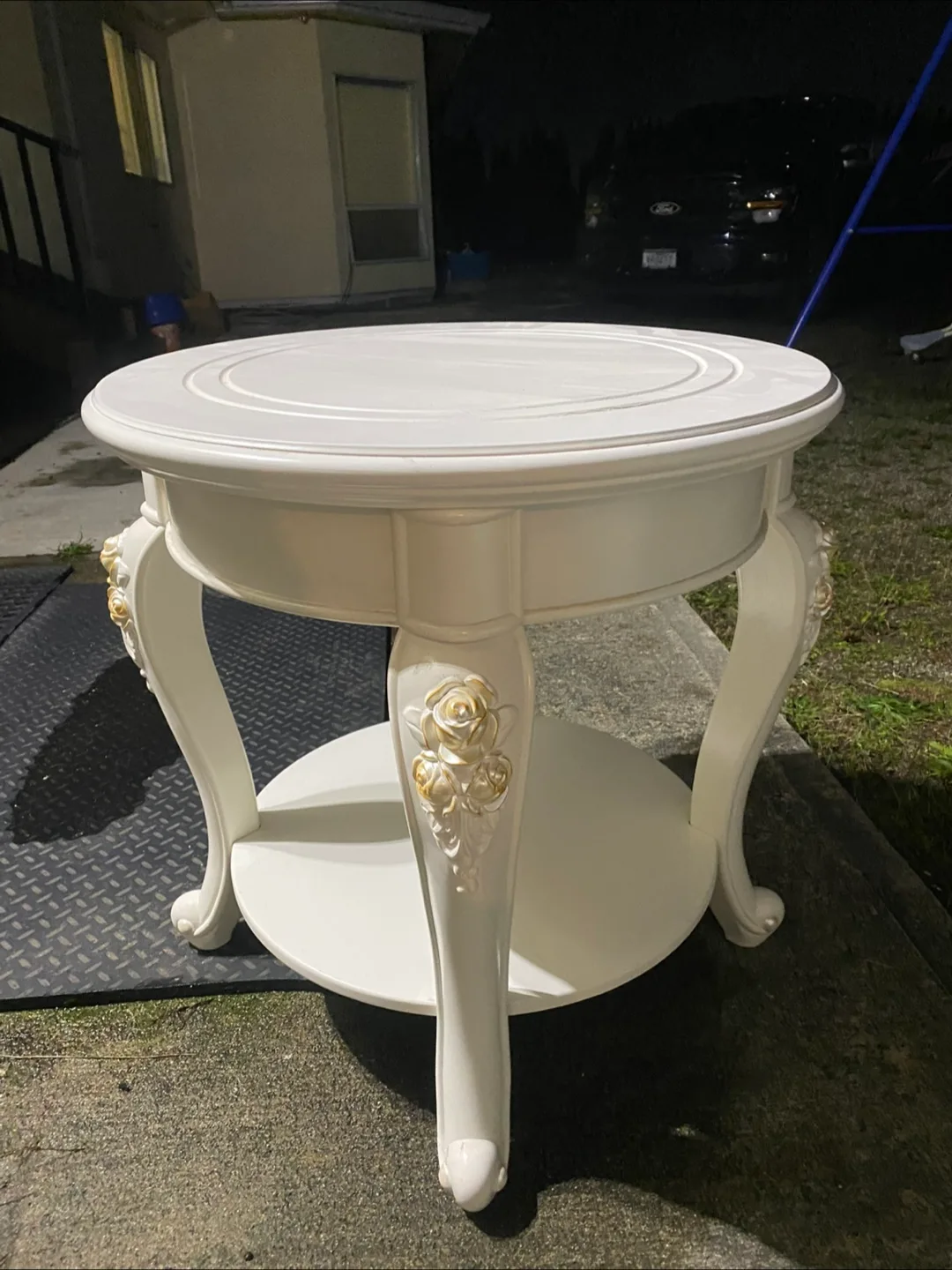 White Round Accent Table image indicator(3)