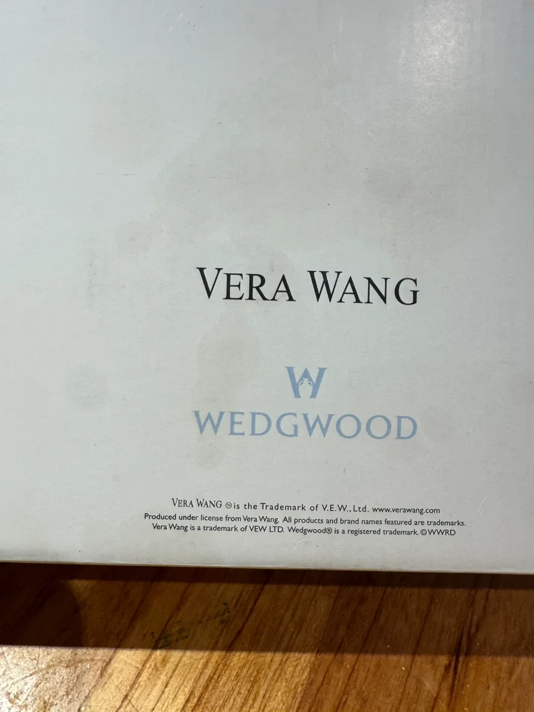 Brand New Vera Wang Wedgwood blanc sur blanc  5PC Set image indicator(2)