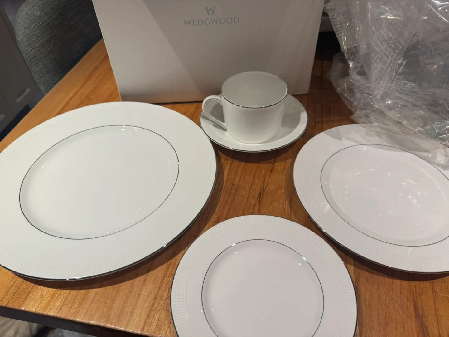Brand New Vera Wang Wedgwood blanc sur blanc  5PC Set image indicator(5)