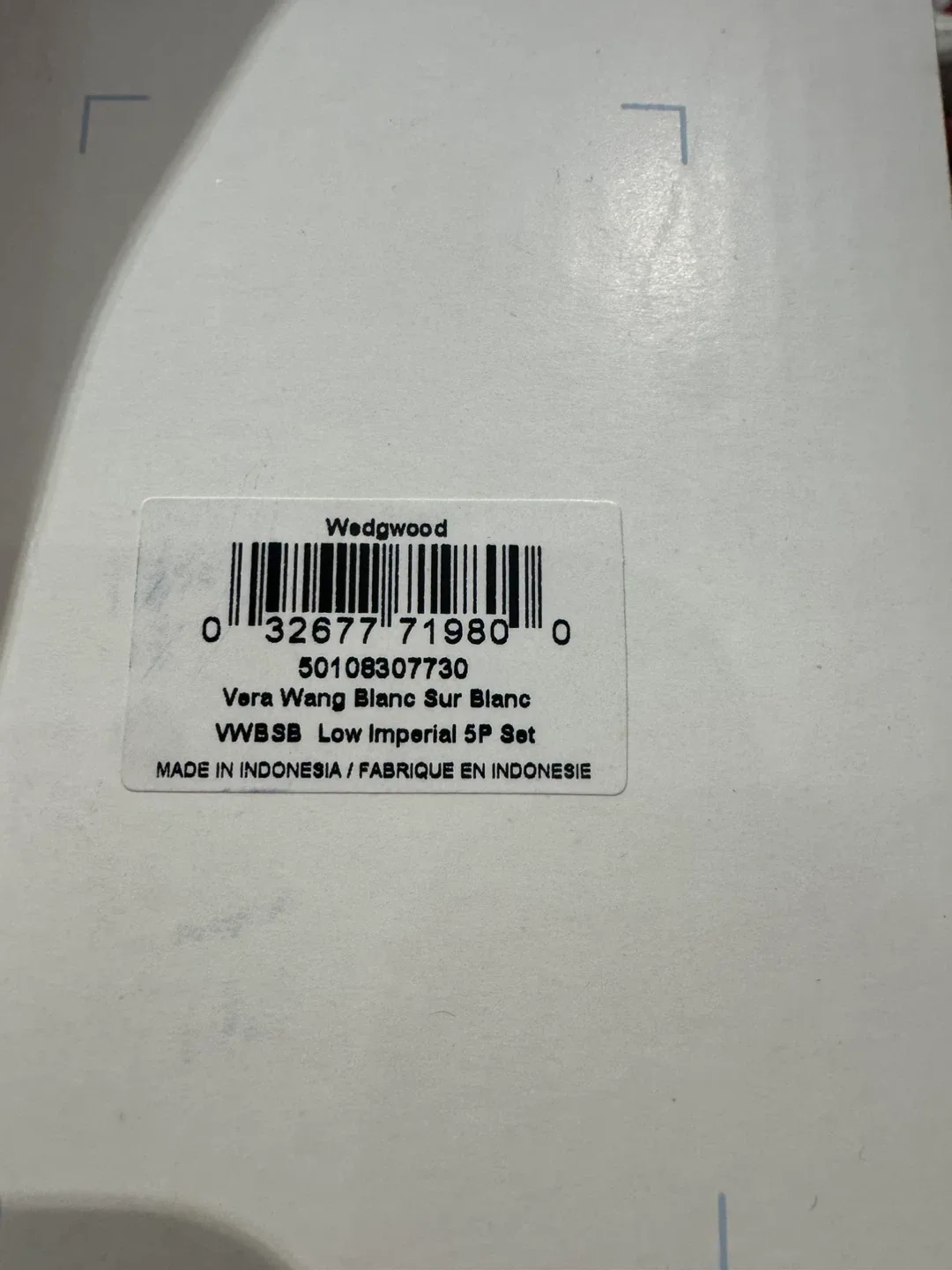 Brand New Vera Wang Wedgwood blanc sur blanc  5PC Set image indicator(3)
