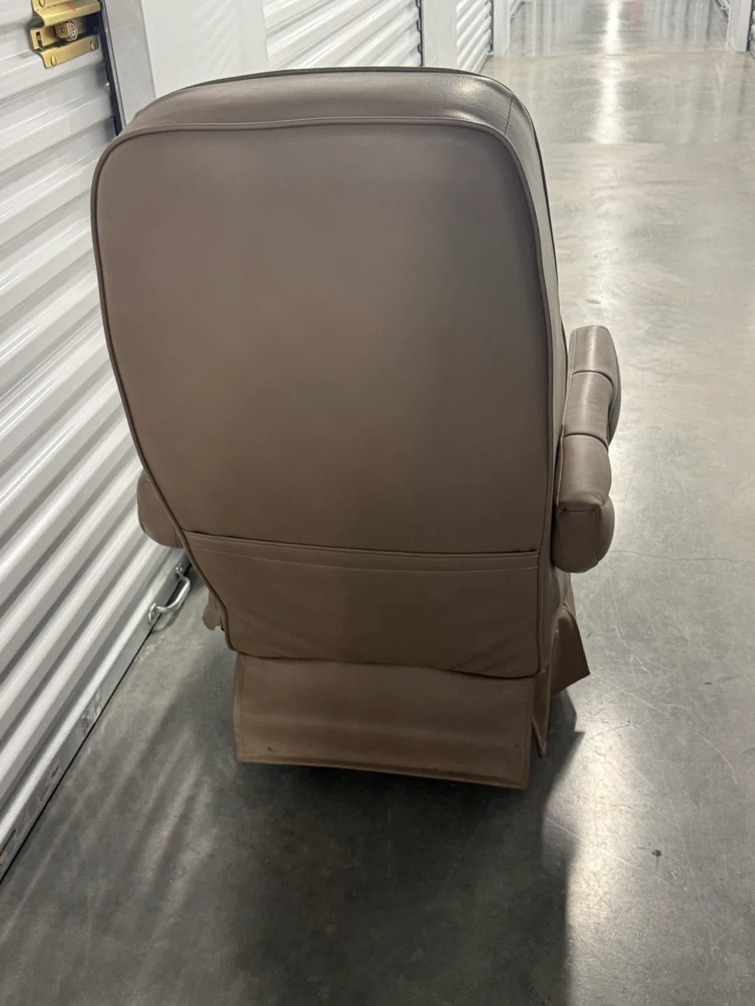 Flexsteel Swivel Captain's Chair - Beige