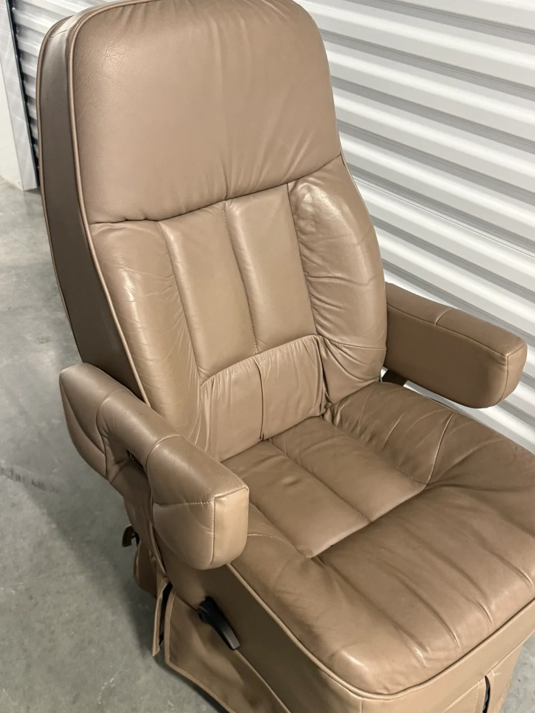 Flexsteel Swivel Captain's Chair - Beige image indicator(3)