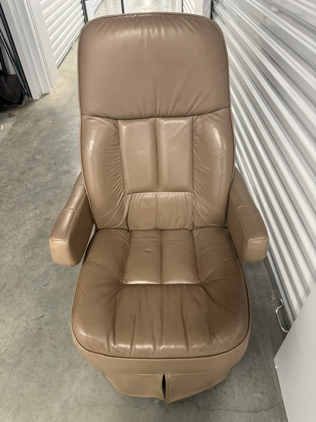 Flexsteel Swivel Captain's Chair - Beige image indicator(5)