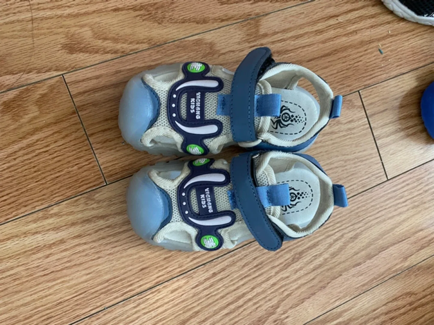 Wichuang Kids blue sandals Size 8