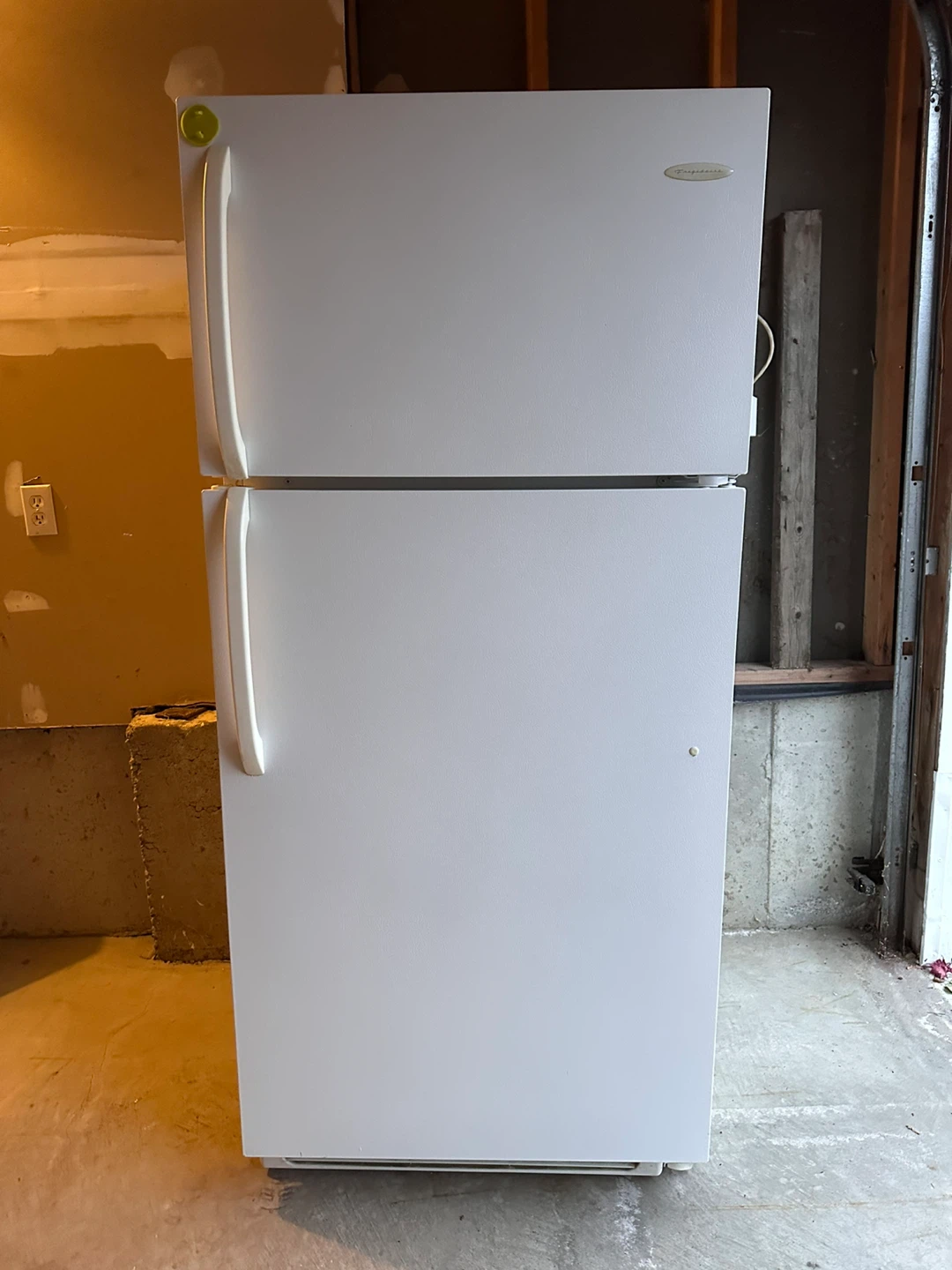 Frigidaire White Top-Freezer Refrigerator - photo 3