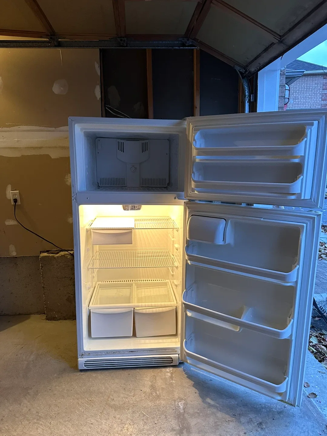 Frigidaire White Top-Freezer Refrigerator
