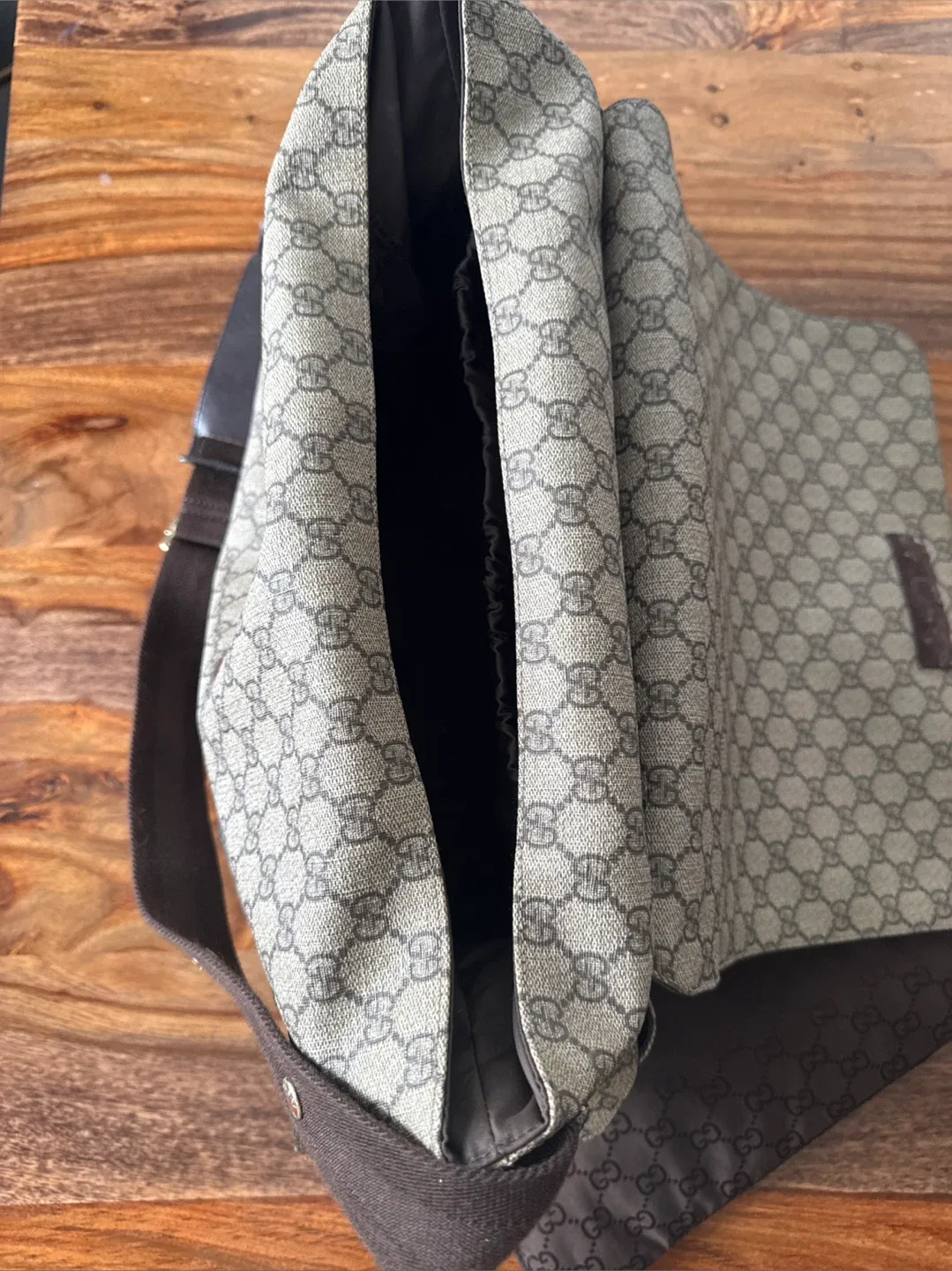 Gucci GG Beige Bag image indicator(4)