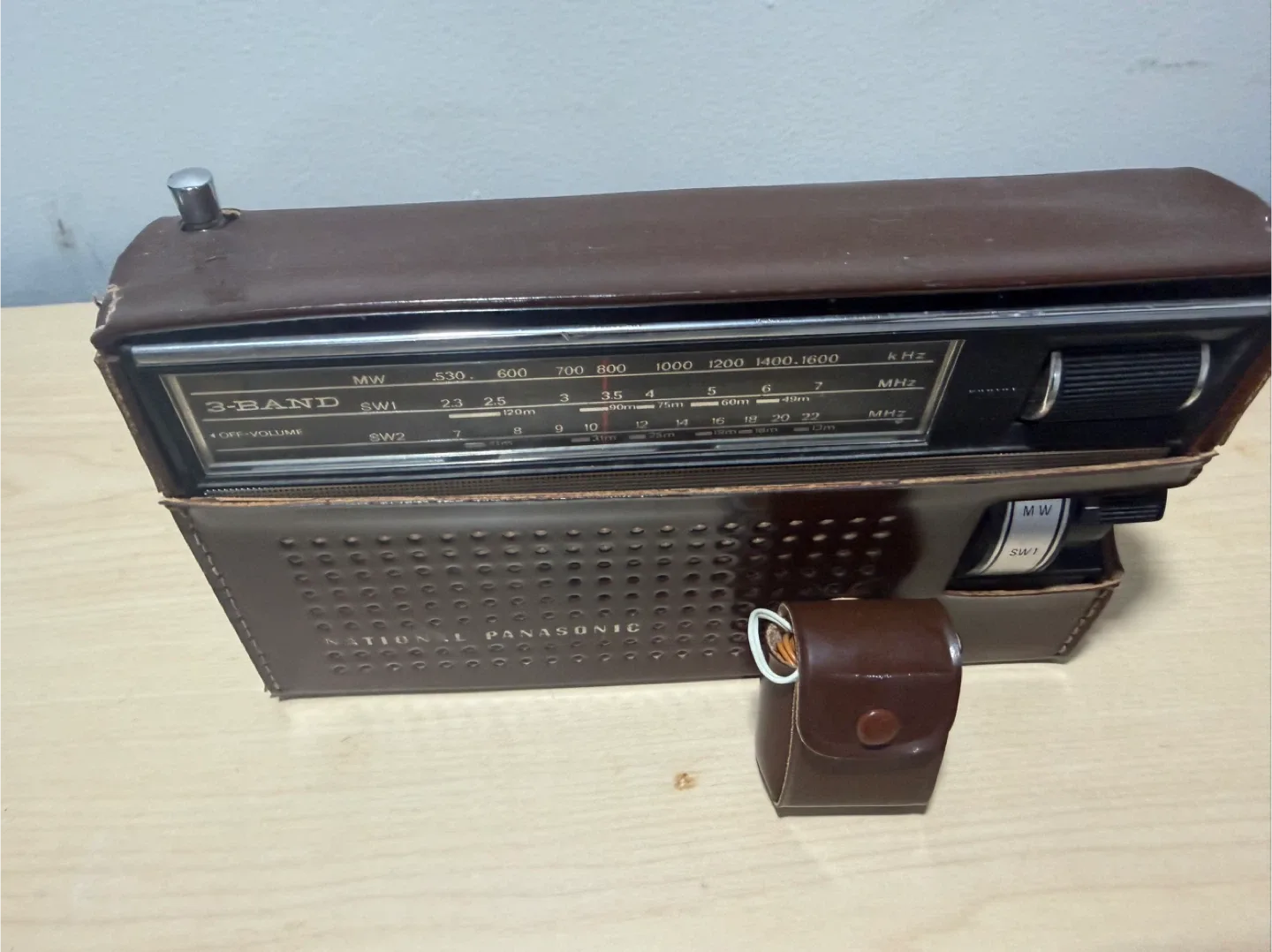 Vintage National Panasonic 3-Band Radio #Cleanout image indicator(4)